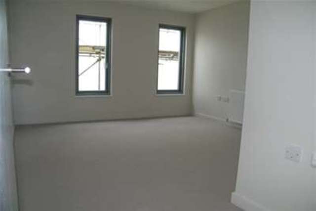  Image of 2 bedroom Flat to rent in High Street London N14 at London, N14 6LB