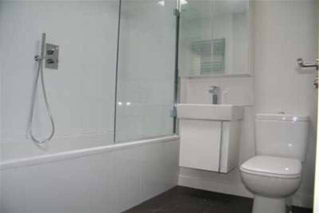  Image of 2 bedroom Flat to rent in High Street London N14 at London, N14 6LB