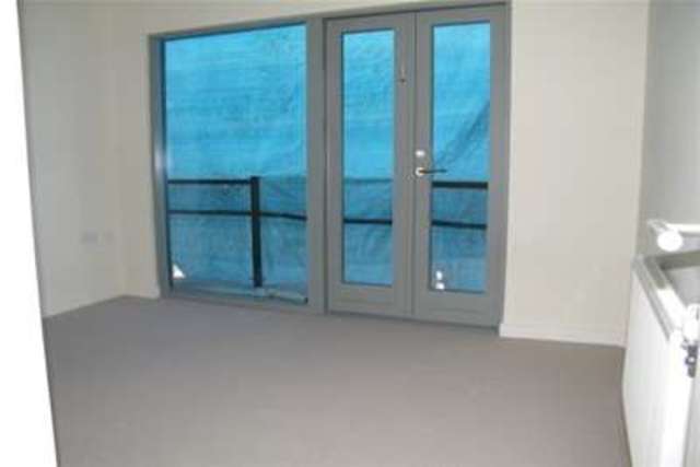  Image of 2 bedroom Flat to rent in High Street London N14 at London, N14 6LB