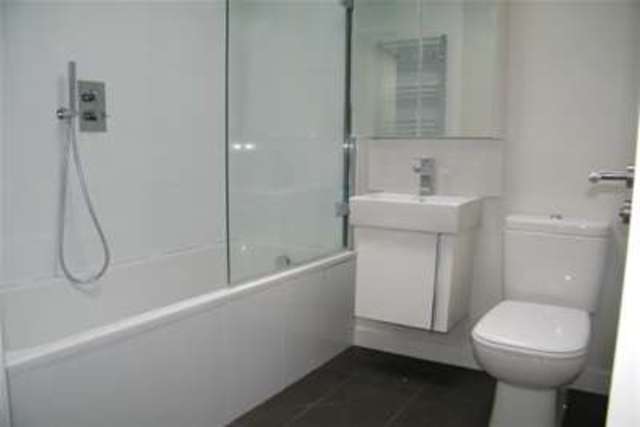  Image of 2 bedroom Flat to rent in High Street London N14 at London, N14 6LB