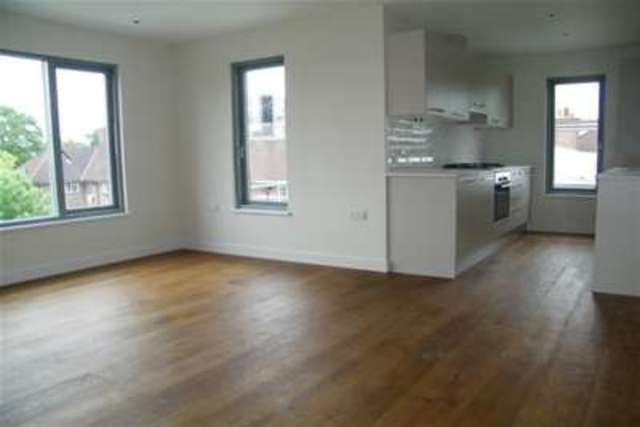  Image of 2 bedroom Flat to rent in High Street London N14 at London, N14 6LB