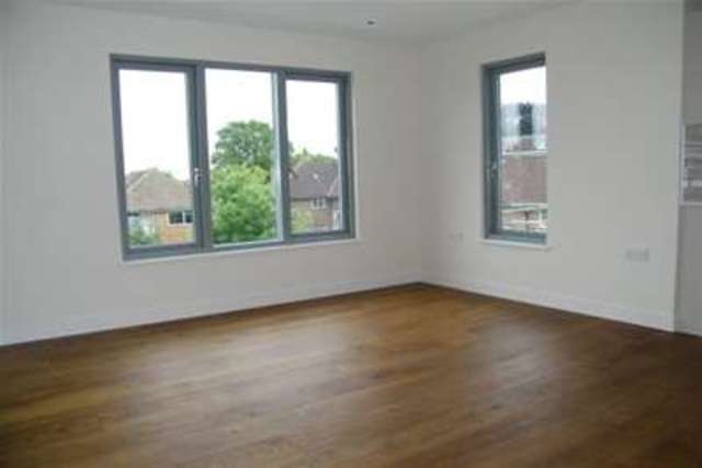  Image of 2 bedroom Flat to rent in High Street London N14 at London, N14 6LB