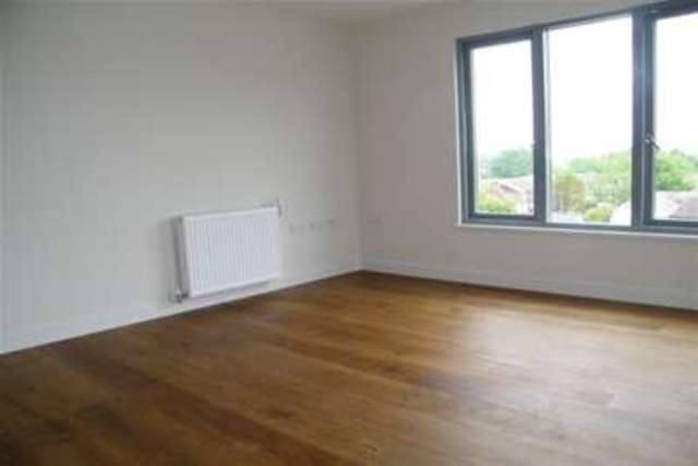  Image of 2 bedroom Flat to rent in High Street London N14 at London, N14 6LB