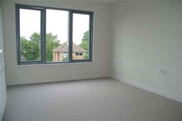  Image of 2 bedroom Flat to rent in High Street London N14 at London, N14 6LB