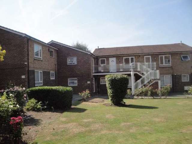  Image of 2 bedroom Flat to rent in Elmwood Crescent London NW9 at Kingsbury Kingsbury, NW9 9AB