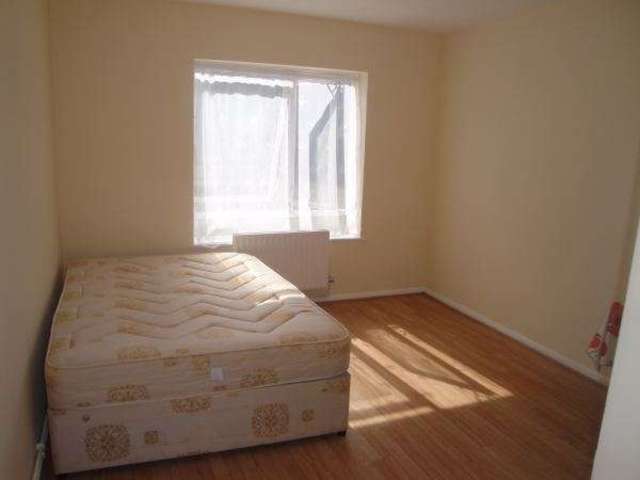  Image of 2 bedroom Flat to rent in Elmwood Crescent London NW9 at Kingsbury Kingsbury, NW9 9AB