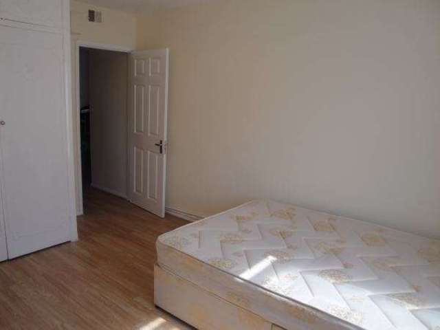  Image of 2 bedroom Flat to rent in Elmwood Crescent London NW9 at Kingsbury Kingsbury, NW9 9AB