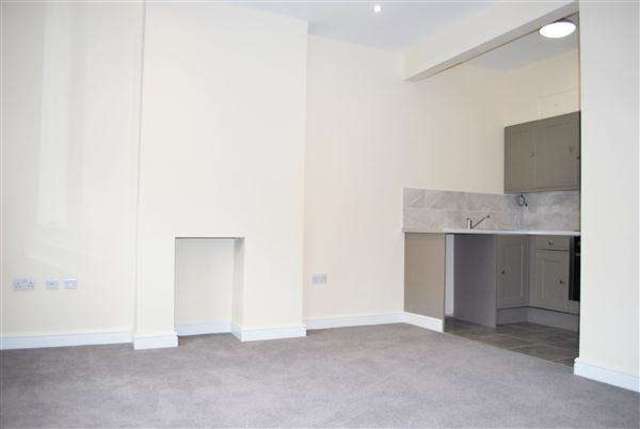  Image of 1 bedroom Apartment to rent in Epping New Road Buckhurst Hill IG9 at Buckhurst Hill, IG9 5TQ