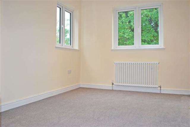  Image of 1 bedroom Apartment to rent in Epping New Road Buckhurst Hill IG9 at Buckhurst Hill, IG9 5TQ