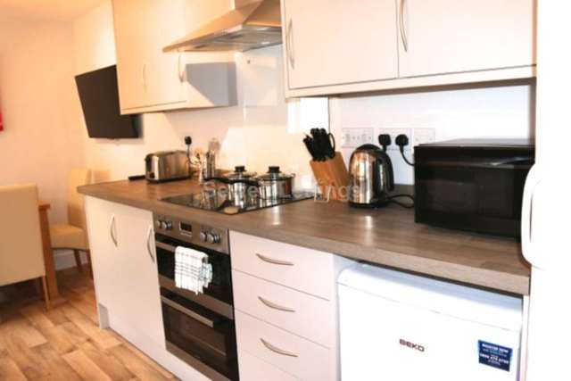  Image of 1 bedroom House Share to rent in George Street Reading RG1 at George Street  Reading, RG1 7NT