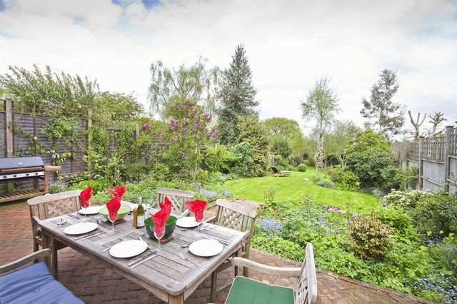  Image of 4 bedroom Detached house for sale in Green Lane Churt Farnham GU10 at Green Lane Churt Farnham, GU10 2LT