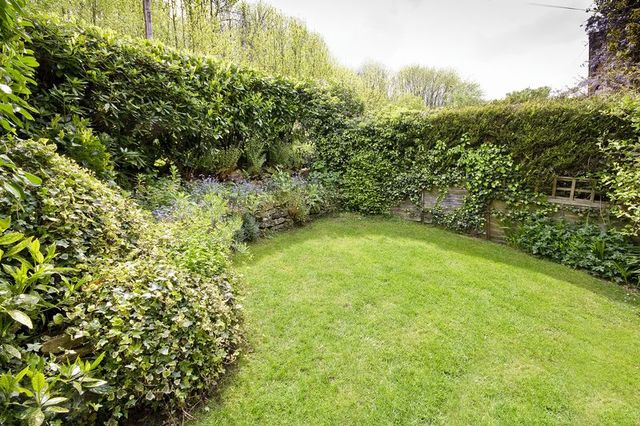  Image of 4 bedroom Detached house for sale in Green Lane Churt Farnham GU10 at Green Lane Churt Farnham, GU10 2LT