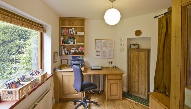  Image of 4 bedroom Detached house for sale in Green Lane Churt Farnham GU10 at Green Lane Churt Farnham, GU10 2LT