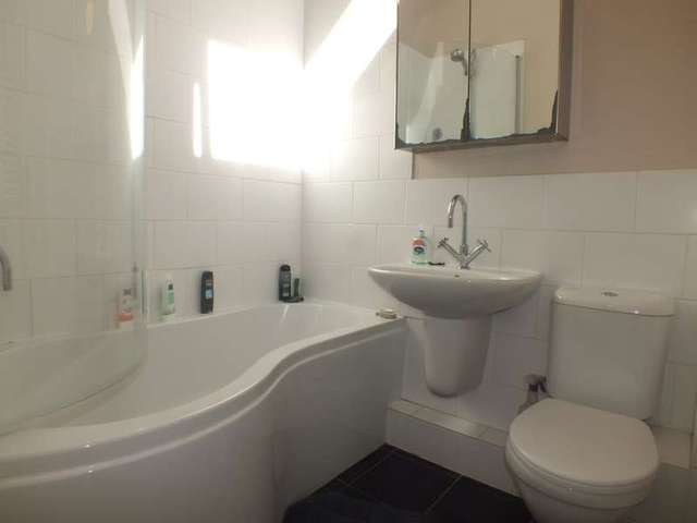  Image of 6 bedroom Detached house to rent in Hanwood Close Woodley Reading RG5 at Woodley Reading Berkshire, RG5 3AB