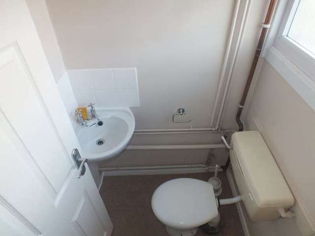  Image of 6 bedroom Detached house to rent in Hanwood Close Woodley Reading RG5 at Woodley Reading Berkshire, RG5 3AB