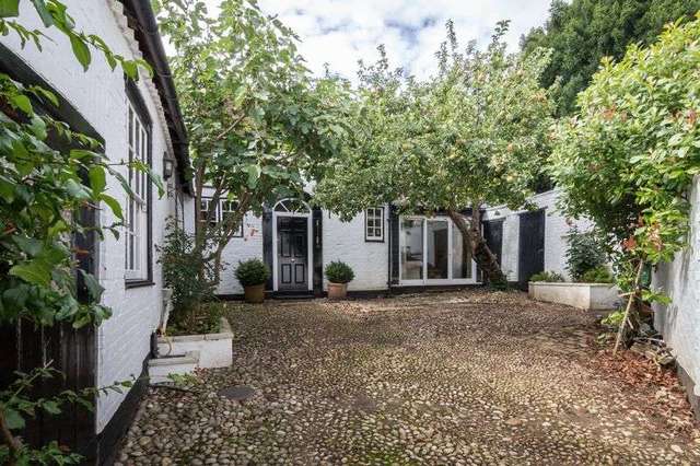  Image of 3 bedroom Detached house for sale in High Street Markyate St. Albans AL3 at High Street Markyate Markyate, AL3 8PB