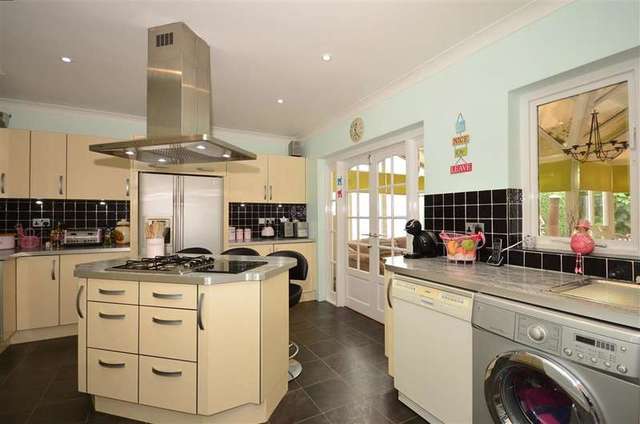  Image of 3 bedroom Detached house for sale in Higham Road Frindsbury Extra Rochester ME3 at Wainscott Rochester Rochester, ME3 8BE