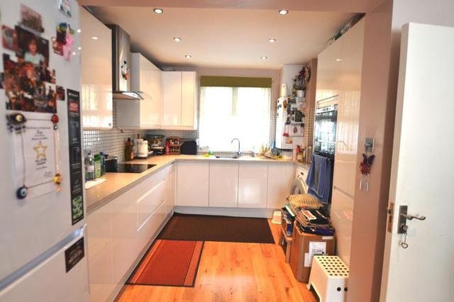 Image of 3 bedroom Maisonette for sale in Highbury New Park London N5 at London, N5 2DN
