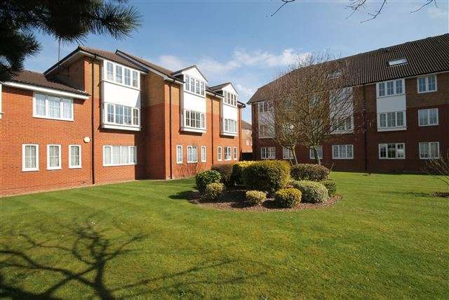  Image of Flat to rent in Holm Oak Park Hagden Lane Watford WD18 at Holme Oak Park Hagden Lane Watford, WD18 0XQ