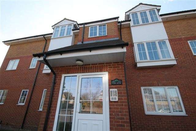  Image of Flat to rent in Holm Oak Park Hagden Lane Watford WD18 at Holme Oak Park Hagden Lane Watford, WD18 0XQ