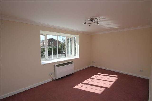  Image of Flat to rent in Holm Oak Park Hagden Lane Watford WD18 at Holme Oak Park Hagden Lane Watford, WD18 0XQ