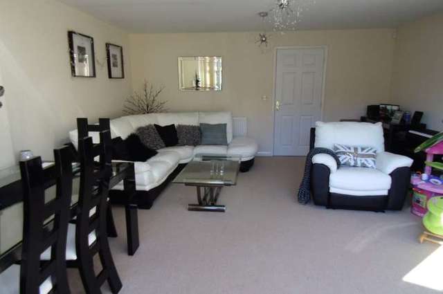  Image of 3 bedroom Semi-Detached house to rent in Jilling Gardens Earlsheaton Dewsbury WF12 at Earlsheaton Dewsbury Dewsbury, WF12 8DF