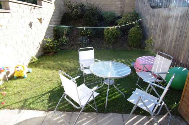  Image of 3 bedroom Semi-Detached house to rent in Jilling Gardens Earlsheaton Dewsbury WF12 at Earlsheaton Dewsbury Dewsbury, WF12 8DF