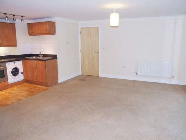  Image of 2 bedroom Apartment to rent in North Drive Hatfield AL9 at Hatfield, AL9 5EG