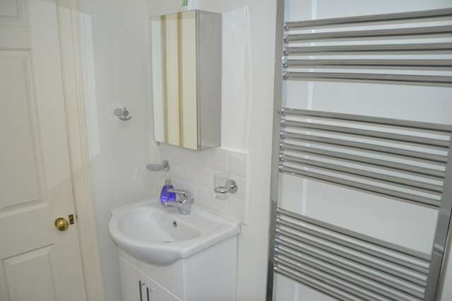  Image of 2 bedroom Flat to rent in London Road East Batheaston Bath BA1 at 239 London Road East Batheaston Bath, BA1 7RL
