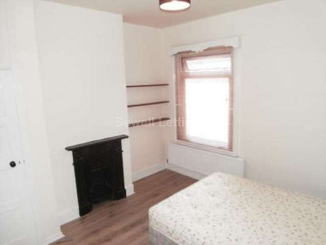 Image of 1 bedroom House Share to rent in London Road Earley Reading RG1 at London Road  Reading, RG1 3PE