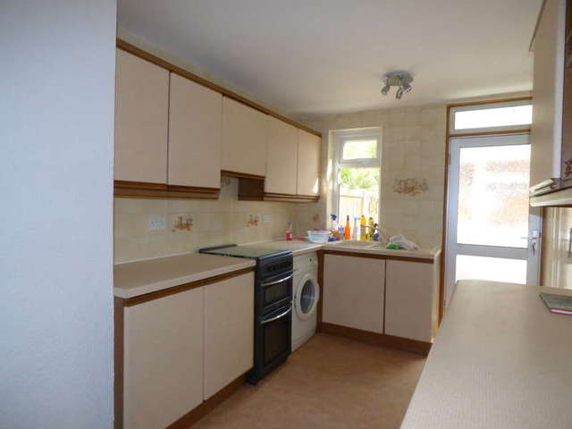  Image of 3 bedroom Semi-Detached house to rent in Longroyd Grove Hunslet Leeds LS11 at Leeds West Yorkshire, LS11 5HQ