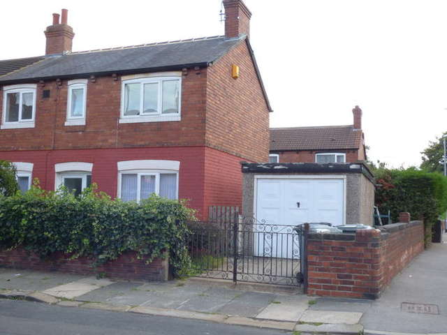  Image of 3 bedroom Semi-Detached house to rent in Longroyd Grove Hunslet Leeds LS11 at Leeds West Yorkshire, LS11 5HQ