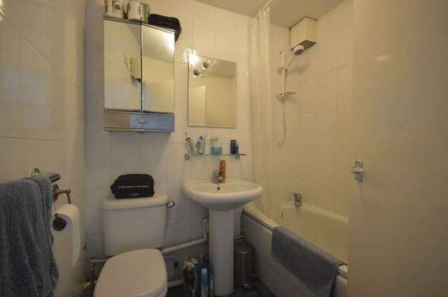  Image of 2 bedroom Flat for sale in Lovelace Road Surbiton KT6 at Lovelace Road  Surbiton, KT6 6NB