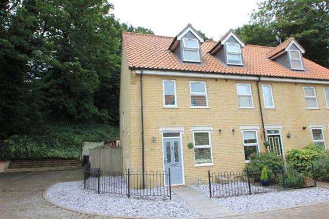  Image of 3 bedroom Terraced house for sale in Masons Close Ipswich IP4 at Ipswich, IP4 5AF
