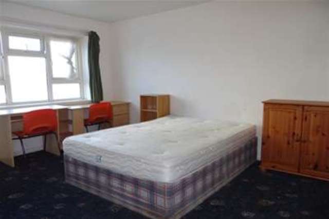  Image of 4 bedroom Maisonette to rent in Meriden Road Southsea PO5 at Southsea, PO5 4DE