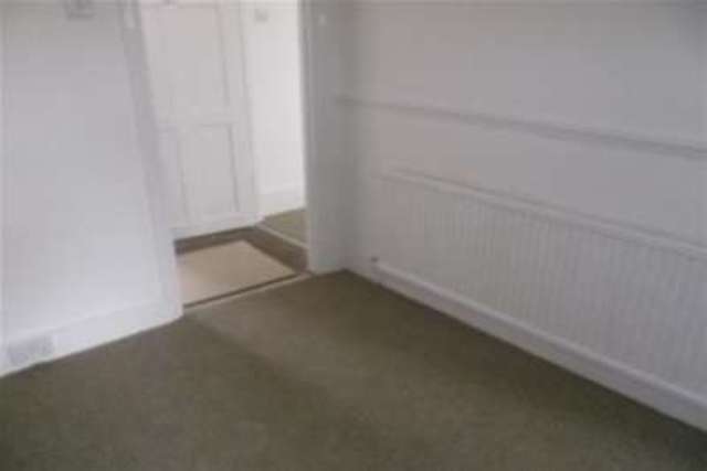  Image of 1 bedroom Flat to rent in Kimberley Avenue Seven Kings Ilford IG2 at Newbury Park, IG2 7AS
