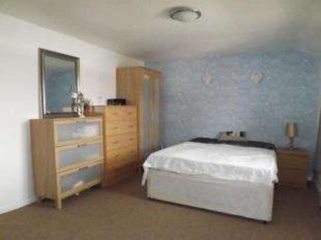  Image of 2 bedroom Flat for sale in Pyle Street Newport PO30 at Newport Isle of Wight Newport, PO30 1UJ