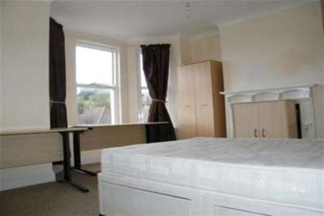  Image of 4 bedroom Detached house to rent in Oakhurst Road Southampton SO17 at Southampton, SO17 1PP