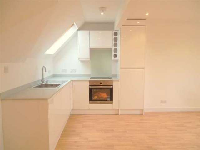  Image of 2 bedroom Flat to rent in Old Kent Road London SE15 at Bermondsey, SE15 1JF