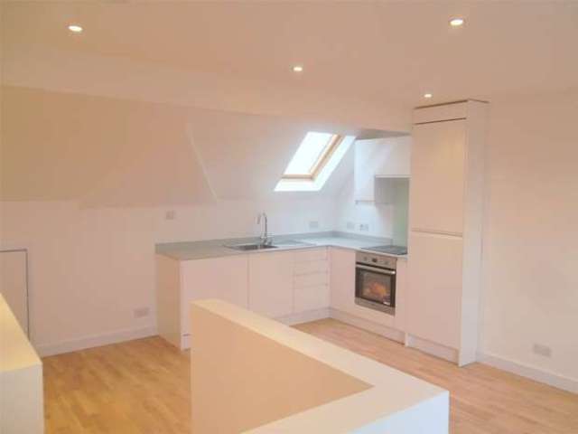 Image of 2 bedroom Flat to rent in Old Kent Road London SE15 at Bermondsey, SE15 1JF