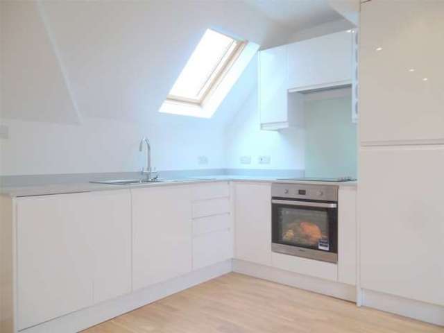  Image of 2 bedroom Flat to rent in Old Kent Road London SE15 at Bermondsey, SE15 1JF