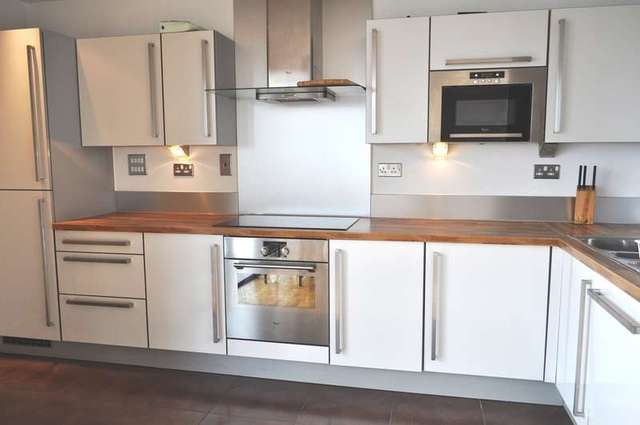  Image of 2 bedroom Apartment to rent in Blackwall Way London E14 at 8 Blackwall Way, E14 9GN