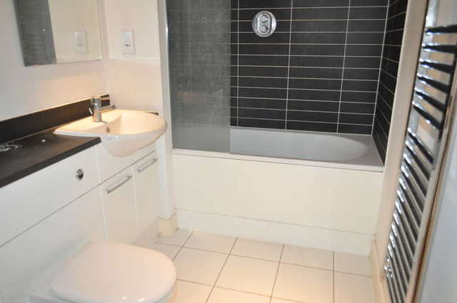  Image of 2 bedroom Apartment to rent in Blackwall Way London E14 at 8 Blackwall Way, E14 9GN