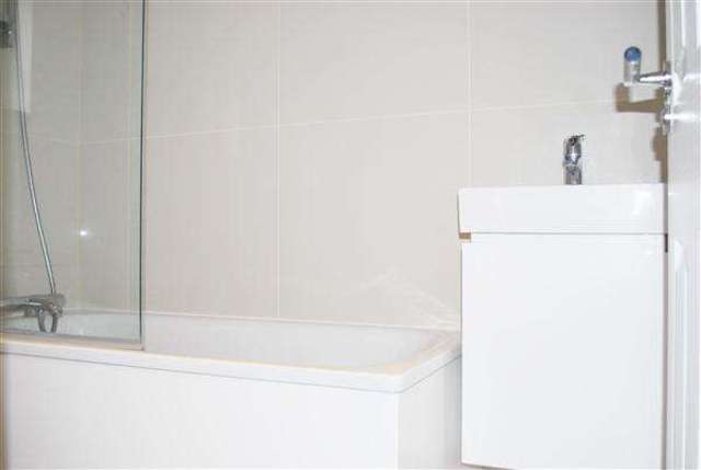  Image of 2 bedroom Apartment to rent in Lower Queens Road Buckhurst Hill IG9 at Buckhurst Hill, IG9 5BY