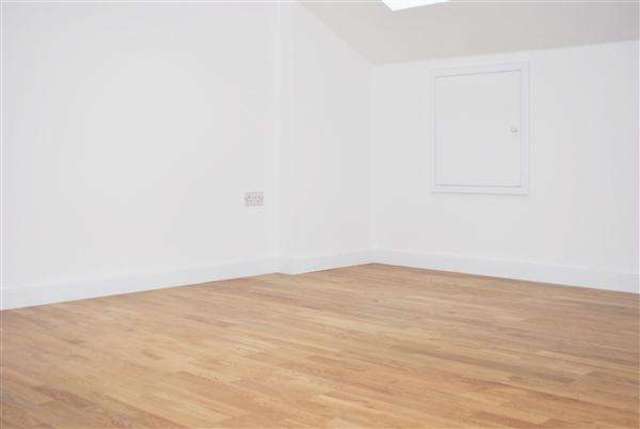  Image of 2 bedroom Apartment to rent in Lower Queens Road Buckhurst Hill IG9 at Buckhurst Hill, IG9 5BY
