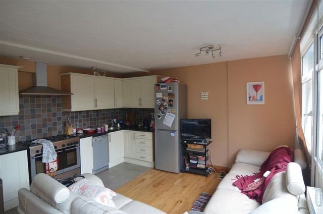  Image of 4 bedroom Flat to rent in Rayners Road London SW15 at Rayners Road  London, SW15 2AY