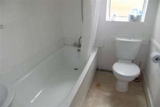 Image of 1 bedroom Flat to rent in Elgin Road Seven Kings Ilford IG3 at Seven Kings, IG3 8LW