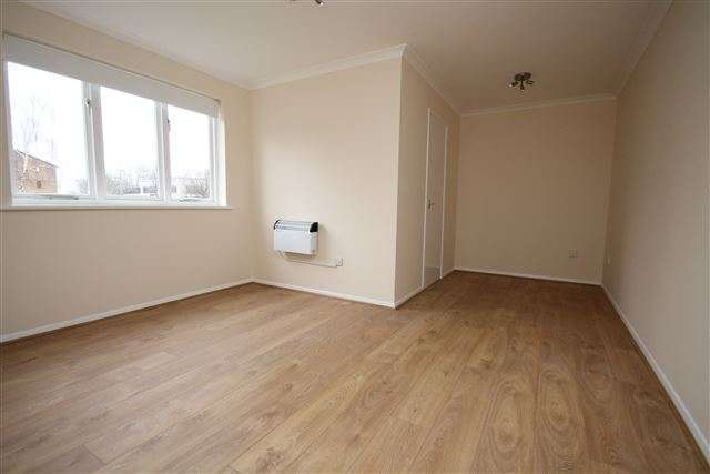  Image of 1 bedroom Flat to rent in Southwold Road Watford WD24 at Southwold Road  Watford, WD24 7DL