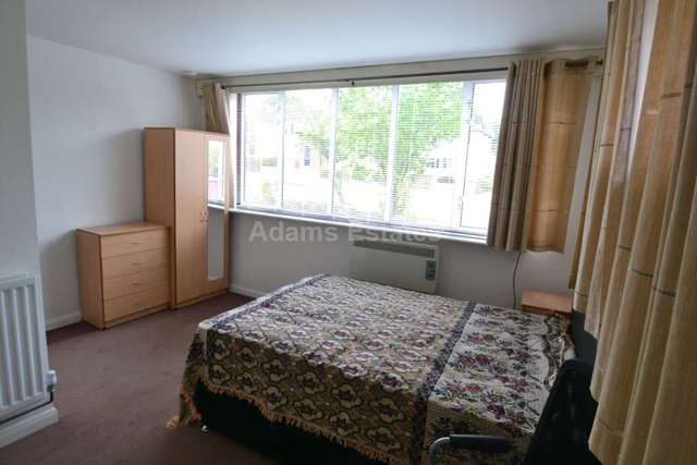  Image of 1 bedroom House Share to rent in Stanley Grove Reading RG1 at Stanley Grove  Reading, RG1 7NS