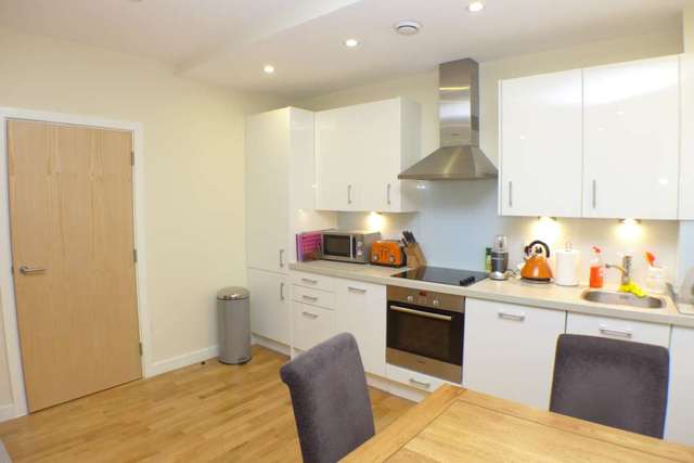  Image of 2 bedroom Flat for sale in Station Road Sidcup DA15 at Station Road  Sidcup, DA15 7AP
